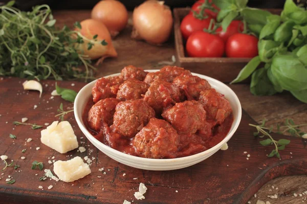 Tradiční italské masové kuličky v tomatové omáčce — Stock fotografie