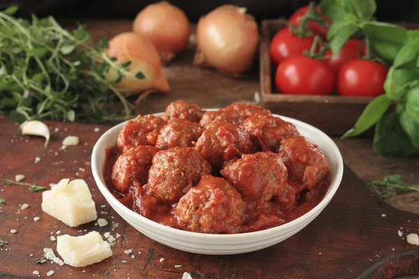 Boulettes de viande italiennes traditionnelles en sauce tomate — Photo