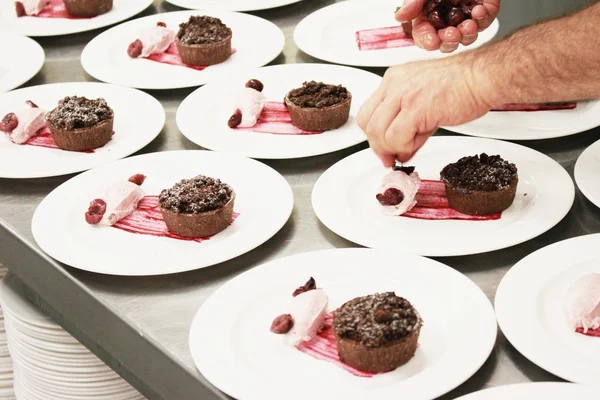 Tartas de chocolate en platos —  Fotos de Stock