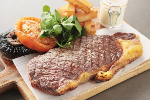 Bélszín steak aranyozott étkezés — Stock Fotó