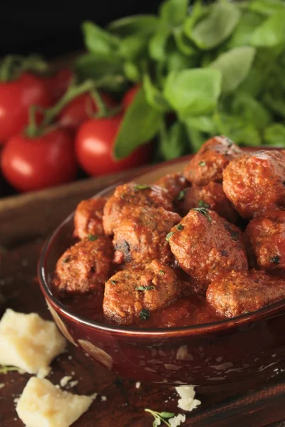 Traditionele Italiaanse gehaktballetjes in tomatensaus — Stockfoto