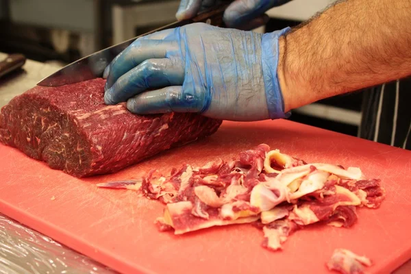 Chef preparando bistec crudo — Foto de Stock