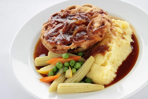 Pie with mashed potatoes and vegetables — Stock Photo, Image