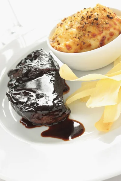 Steak meal with dauphinoise — Stock Photo, Image