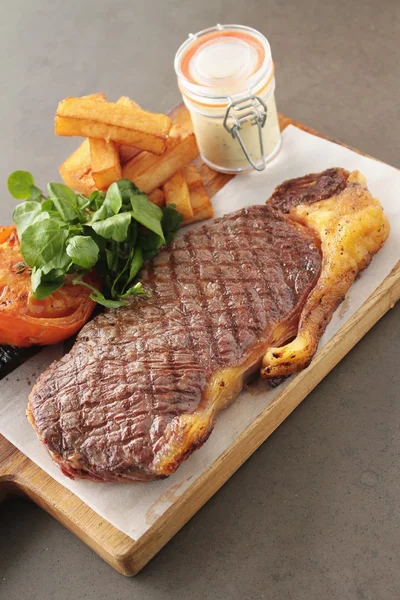 Bélszín steak aranyozott étkezés — Stock Fotó