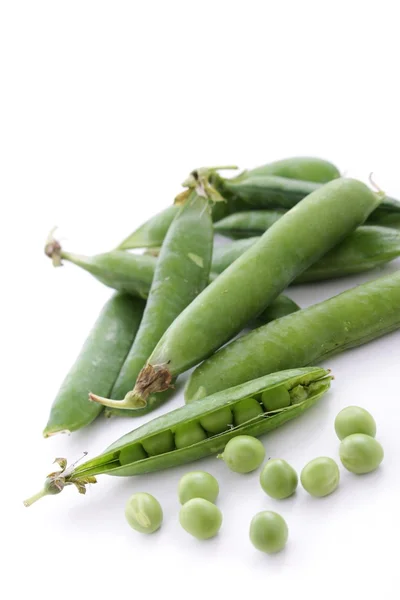 ポッドで新鮮な庭のエンドウ豆 — ストック写真