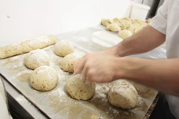 Baker förbereder bröd — Stockfoto