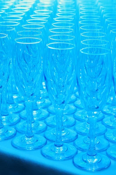 テーブルの上の青のメガネ — ストック写真