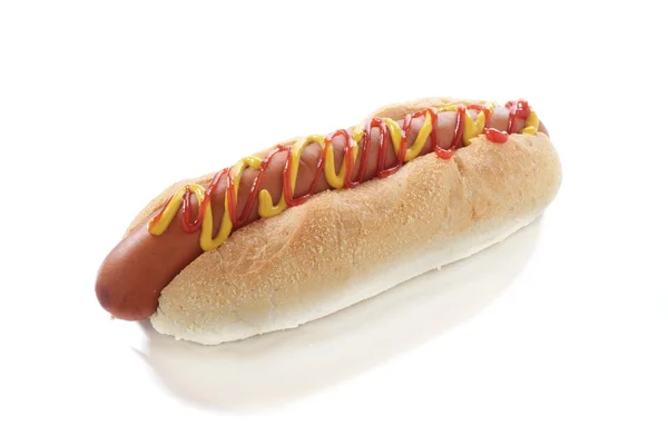 Hot Dog im Brötchen — Stockfoto