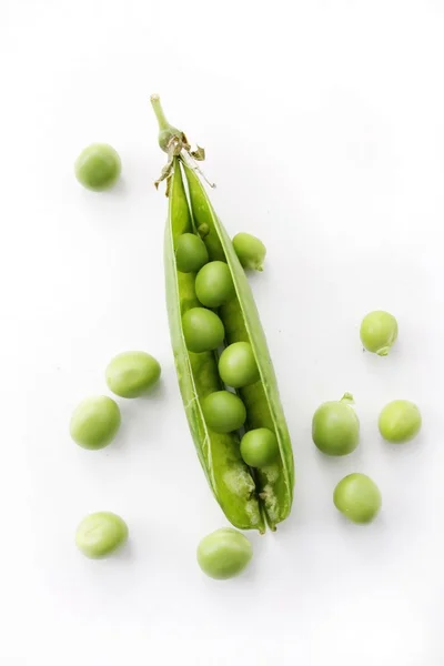 Kacang polong segar di kebun — Stok Foto