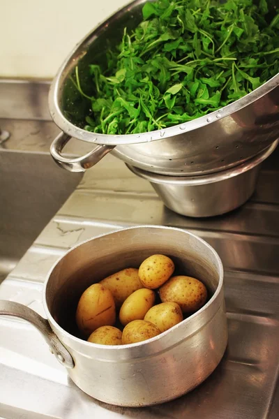 Preparing vegetables in kitchen — Stock Photo, Image