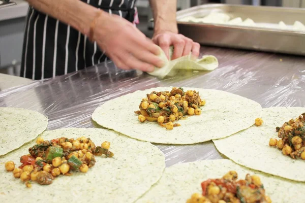 Chef preparando envoltura de garbanzos — Foto de Stock