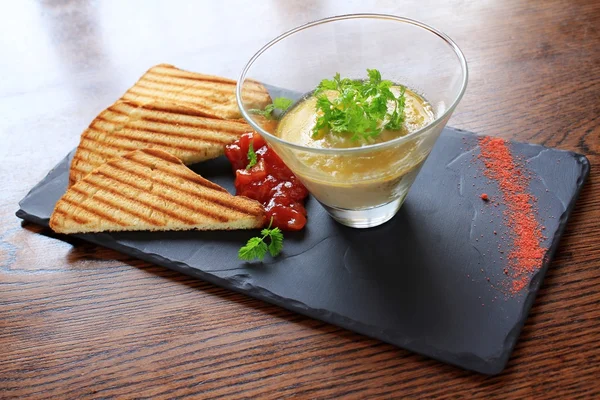 Soepele pate met toast — Stockfoto