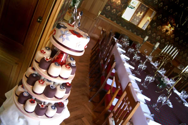 Gâteau de mariage dans le hall vide — Photo