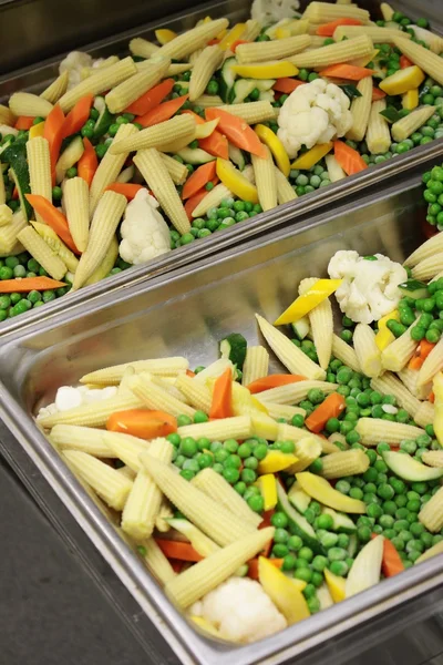 Voorbereiding van groenten in de keuken — Stockfoto