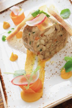 tavşan ve tavuk güveç yemek