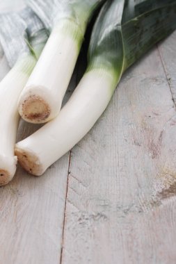Ahşap masa üzerinde taze pırasa