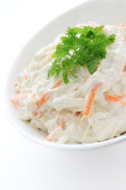 Beyaz kase taze lahana salatası