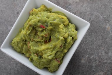 Beyaz kase guacamole