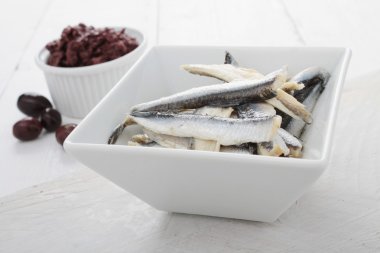 tabak içinde salamura hamsi