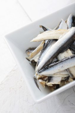 Beyaz tabak içinde salamura hamsi