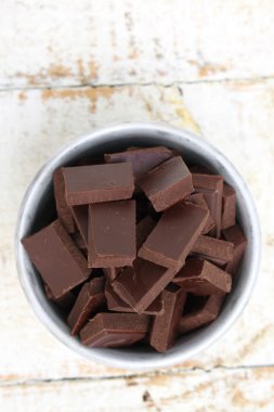 Sütlü çikolata parçaları