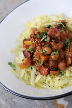 Chorizo ve nohut güveç çanağı