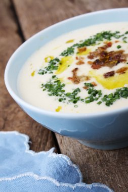 Kabın içinde kereviz çorbası