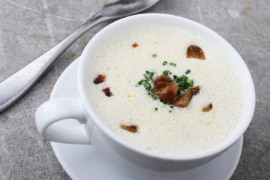 Kabın içinde kereviz çorbası