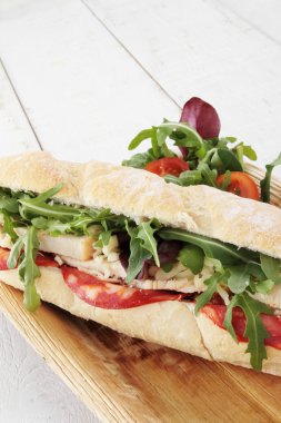 Chorizo ve tavuk salatalı sandviç