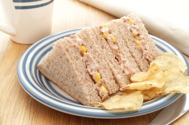 kaplama ton balığı ve Mısır sandviç