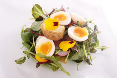 Bıldırcın yumurta salatası patates