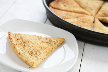 Pizza dilimi plaka üzerinde