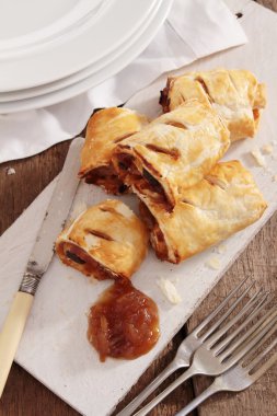 ev pişmiş sosis rolls