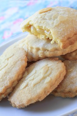 Beyaz plaka üzerinde geleneksel kek