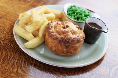 cips ve bezelye ile biftek ve mantar pasta