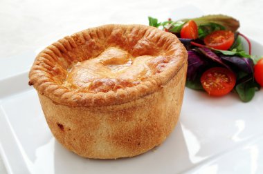 Tüm domuz pasta salata ile