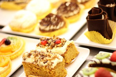 Plakalar üzerinde farklı tatlılar