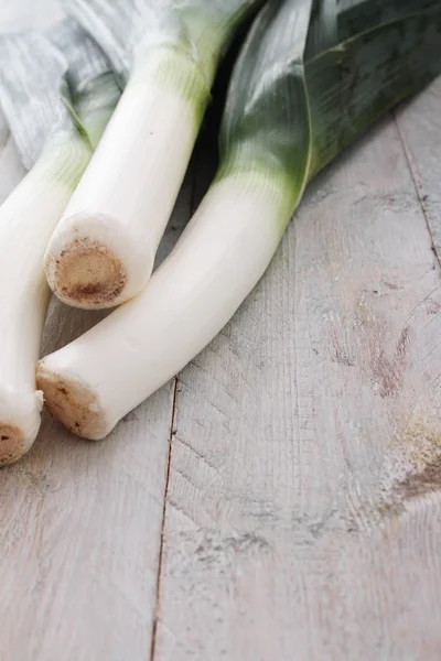 Ahşap masa üzerinde taze pırasa