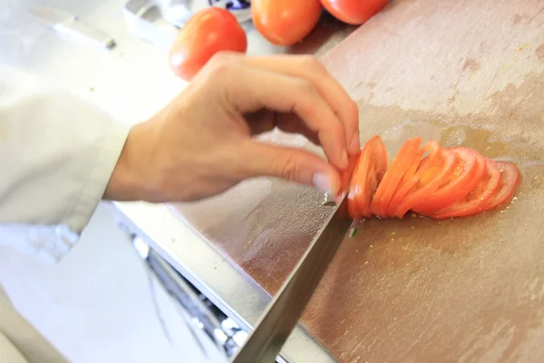 Chef preparando ensalada — Foto de Stock