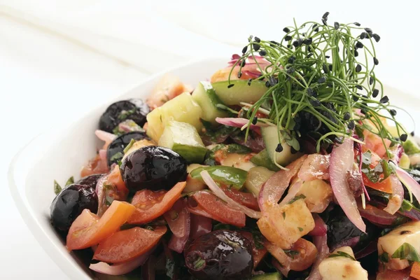 Ensalada griega en tazón —  Fotos de Stock