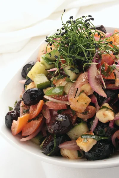 Греческий салат в миске — стоковое фото