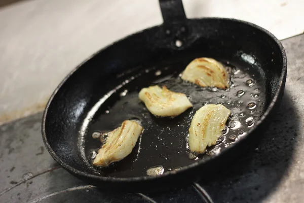 Cocinar en sartén en la cocina — Foto de Stock