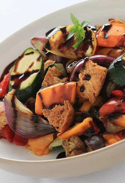 Здоровое жареное овощное блюдо — стоковое фото