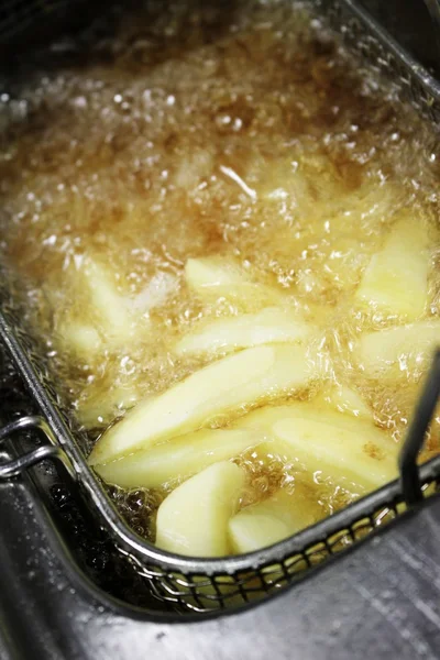 Djupa stekning flisas potatis — Stockfoto