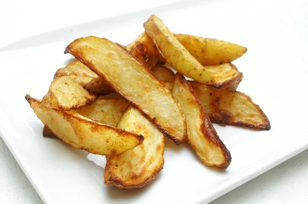 Smażone ziemniaki na białym talerzu — Zdjęcie stockowe