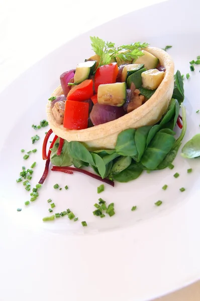 Salada de legumes em prato branco — Fotografia de Stock