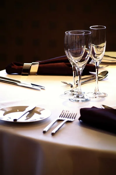 Couvert aan vastgestelde restaurant feestzaal tafel — Stockfoto