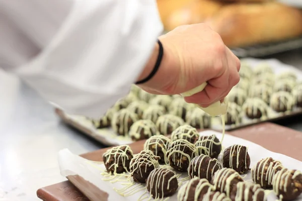 Chef-kok maken chocolade truffels — Stockfoto