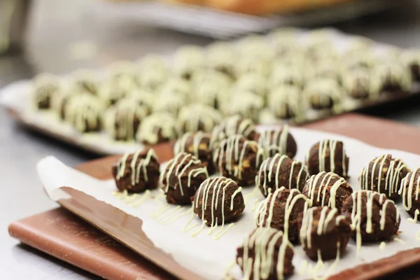 Chef-kok maken chocolade truffels — Stockfoto